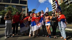 Aficionados de Djokovic apoyan al tenista serbio frente a su hotel.