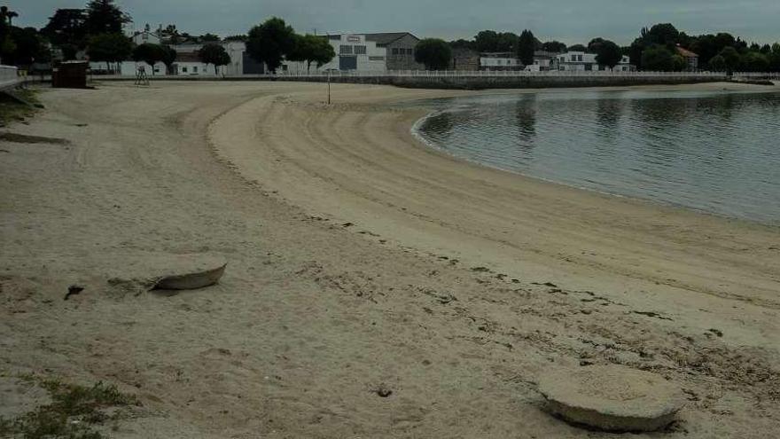 La playa de Vilaxoán, con bandera azul, está a la espera de un aporte de arena. // Iñaki Abella