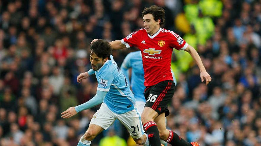 El grancanario David Silva controla el esférico ante Matteo Darmian.