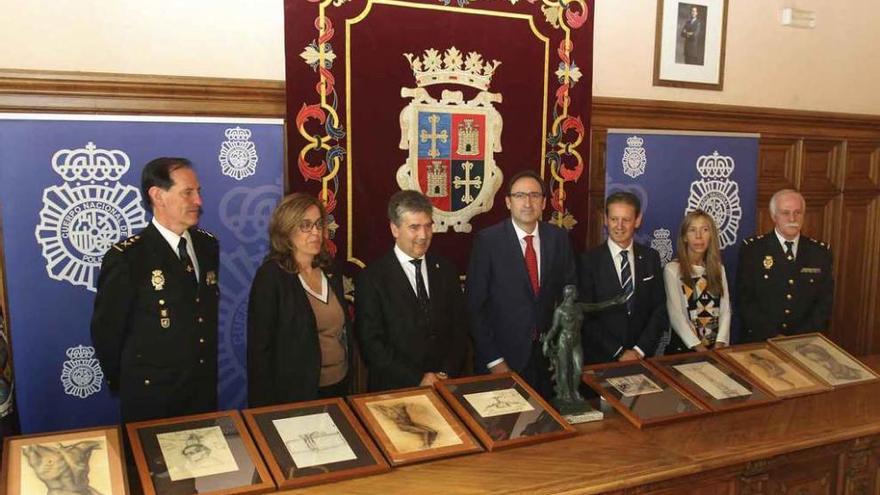 Momento de entrega de las obras robadas a Ayuntamiento y Diputación de Palencia.