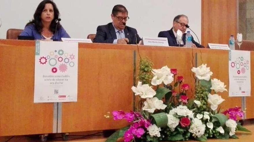 Los organizadores del curso de la UDC, durante una charla.