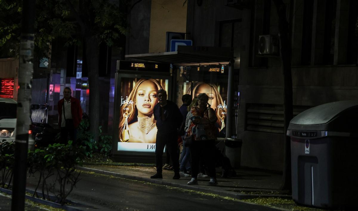 Comerciantes y vecinos de la plaza Séneca reclaman más iluminación Comerciantes y vecinos de la plaza Séneca reclaman más iluminación