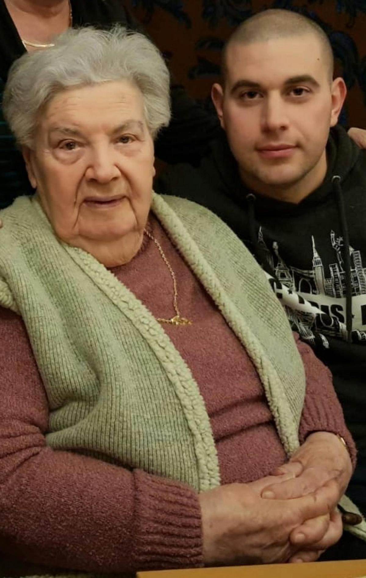 David y su abuela, Piroska ‘Perl’ Levy.