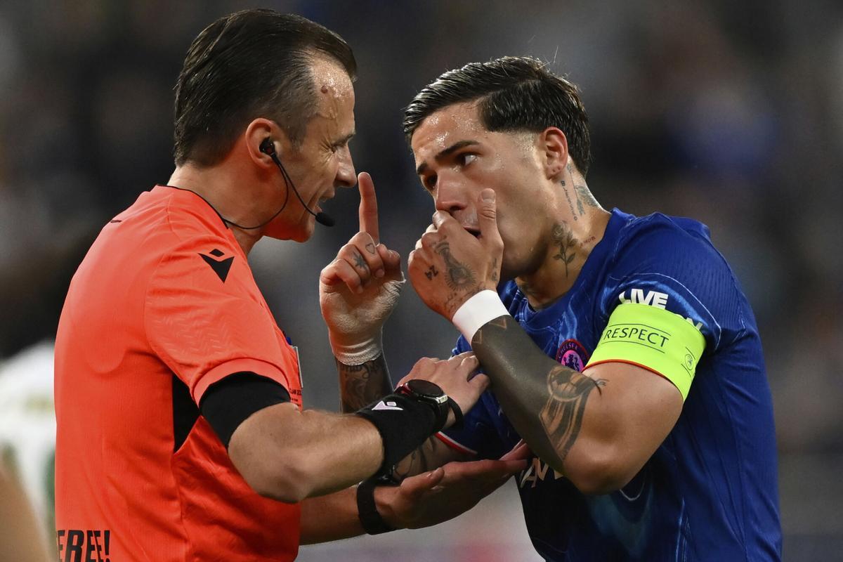 Enzo Fernández, habla con el árbitro Irfan Peljto en la final de la Conference ante el Betis en Polonia