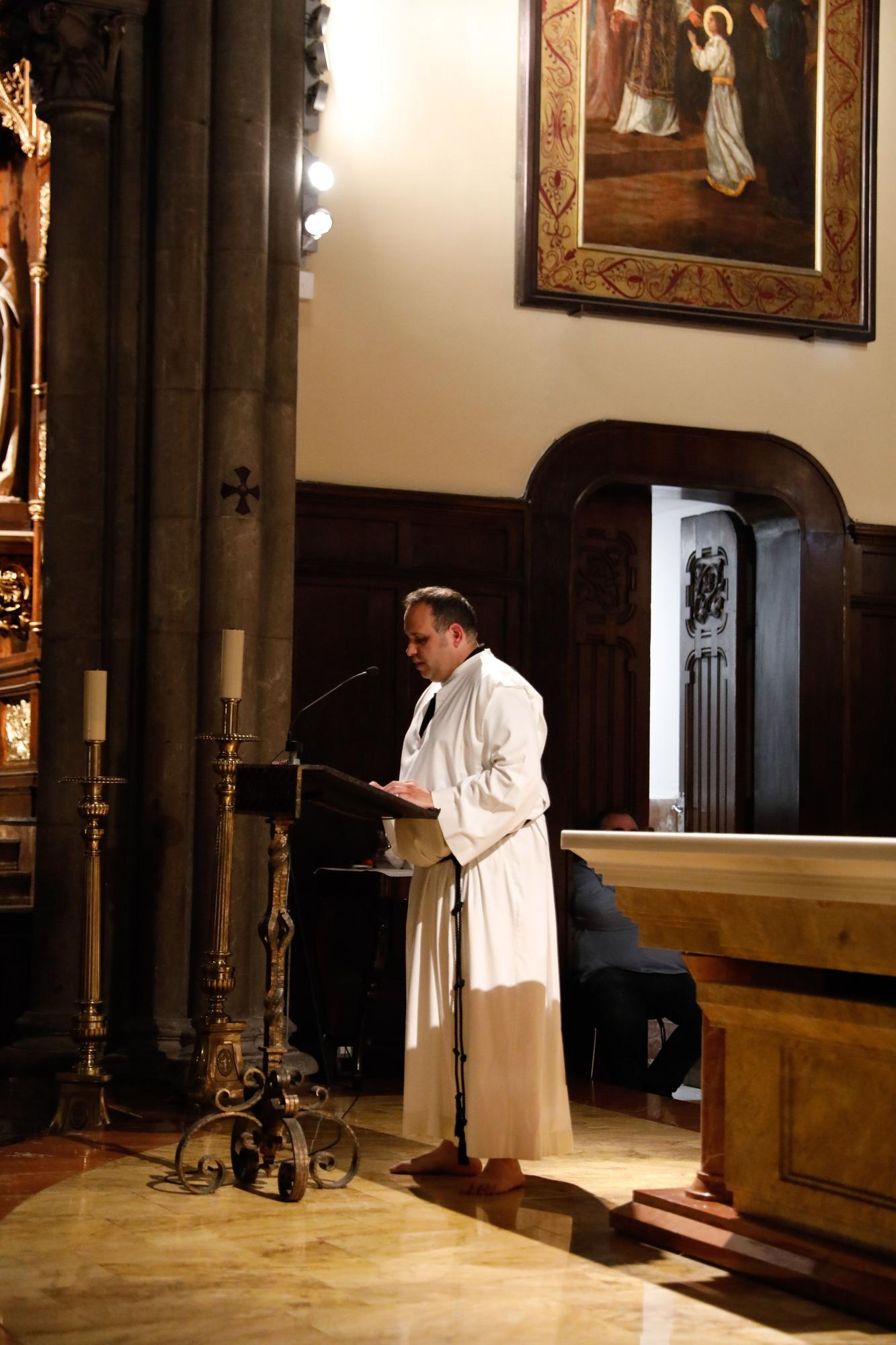 EN IMÁGENES: La procesión nocturna de la Soledad en Avilés