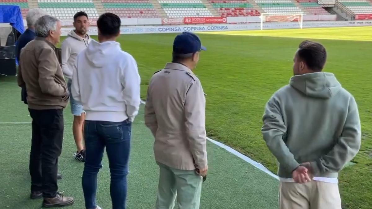 Tres jugadores del Zamora CF charlan con los socios más veteranos del club.