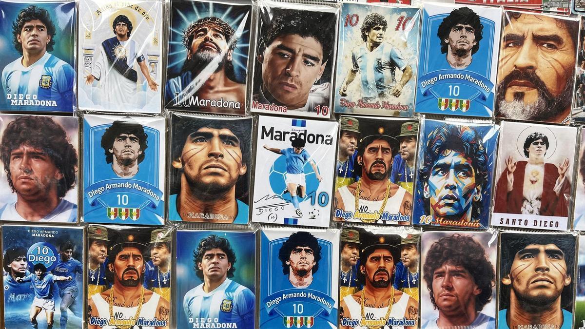 Decenas de imanes de nevera recuerdan a Diego Armando Maradona en Nápoles.