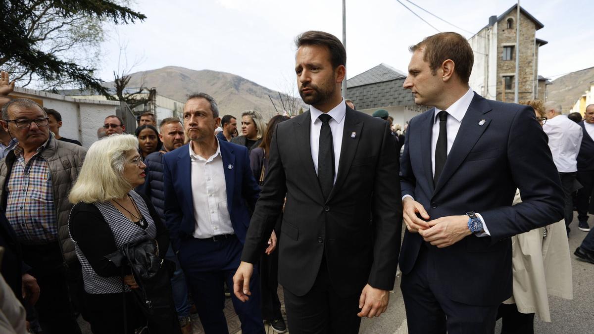 Álvaro Queipo y Adrián Pumares en el funeral de los cuatro mineros fallecidos.