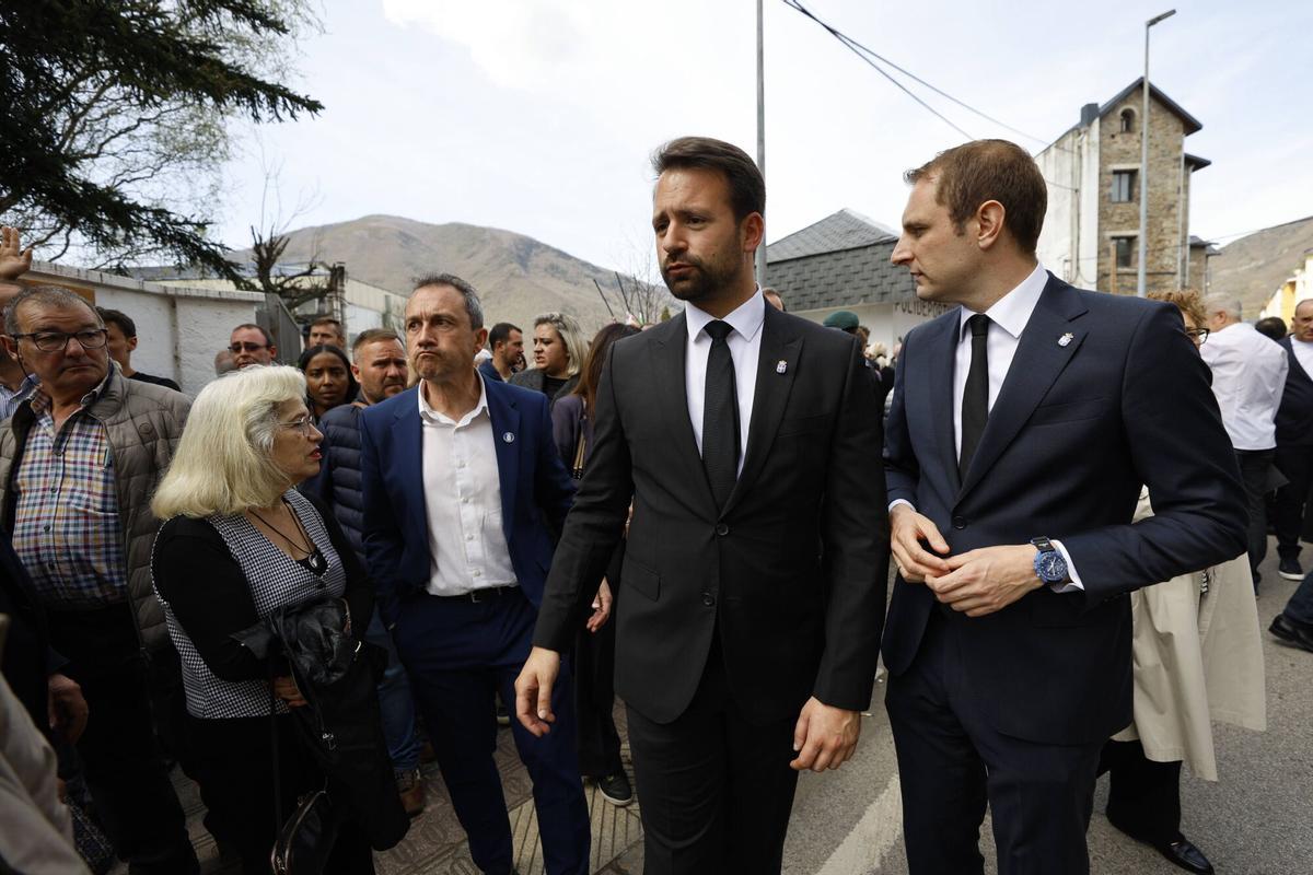 Álvaro Queipo con Adrián Pumares en el funeral por los fallecidos en Cerredo hace un año.