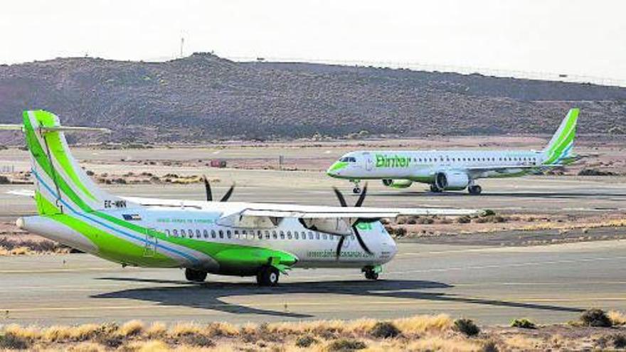 Aviones ATR y Embraer con los que opera la aerolínea canaria.