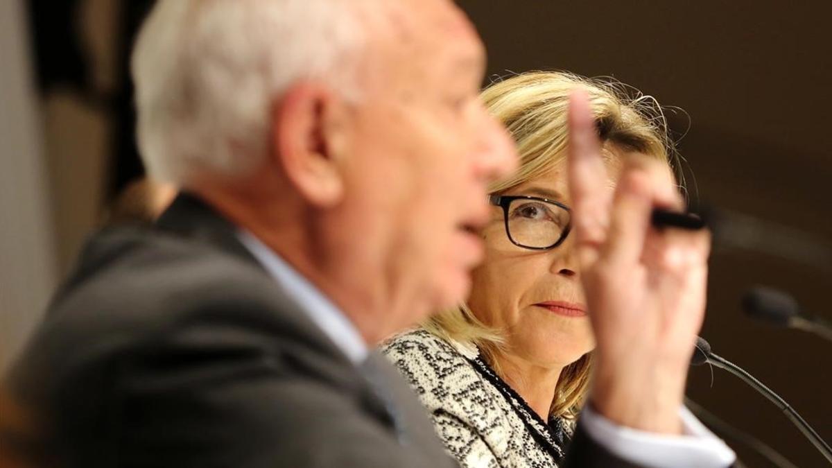 José Manuel García-Margallo y Joana Ortega, durante el debate que han mantenido este miércoles en Barcelona.