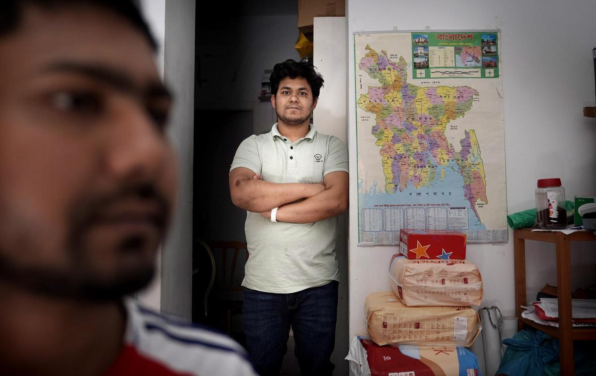Ima, natural de Bangladesh y que trabaja de mantero porque no tiene papeles, en el local de la asociación Valiente Bangla de Madrid.