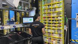 Un empleado de Amazon incorpora productos al almacén de Amazon.