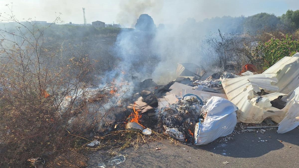 Foto de un incendio originado en una finca agrícola de Vila-real. Es uno de la decena de fuegos que la Policía Local tiene contabilizados en el término municipal desde abril.