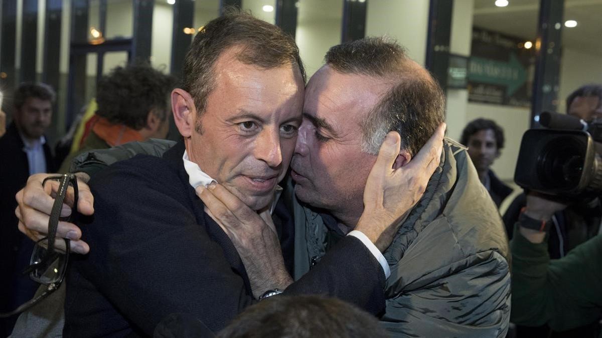 Sandro Rosell, recibido por Víctor Lavagnini en la estación de Sants tras salir de prisión.