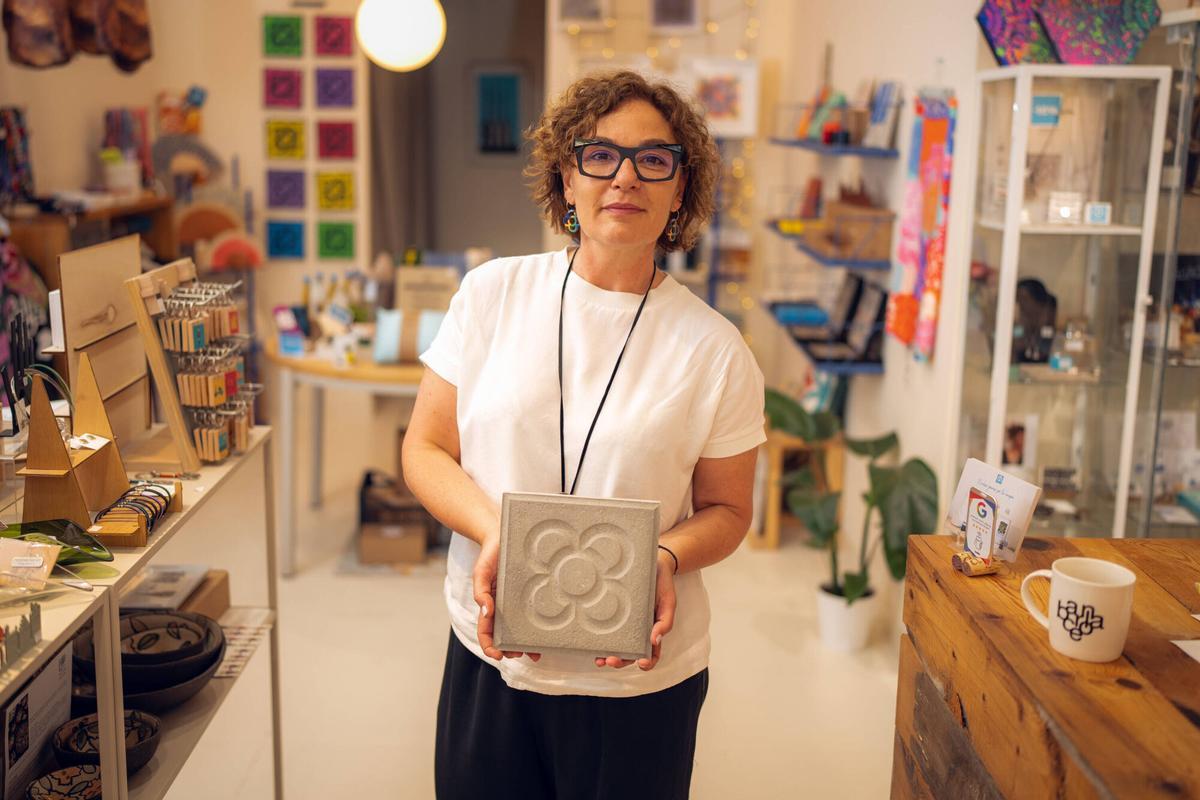 Maite Guillén, propietaria de la tienda de souvenirs locales y de diseño 'B de Barcelona'