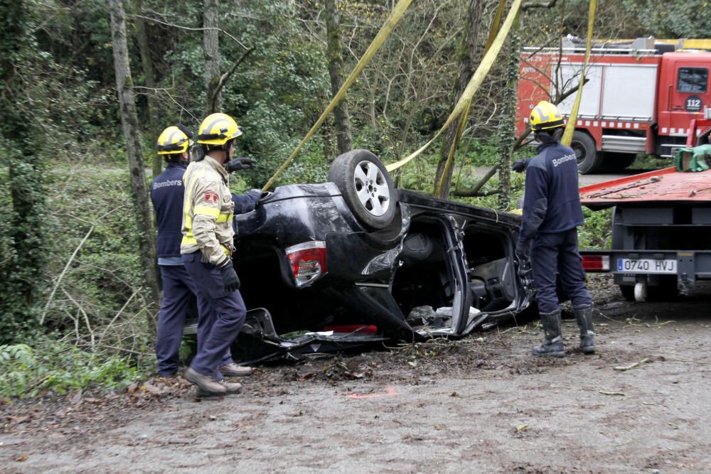 Retiren el vehicle accidentat en una pista forestal de Susqueda
