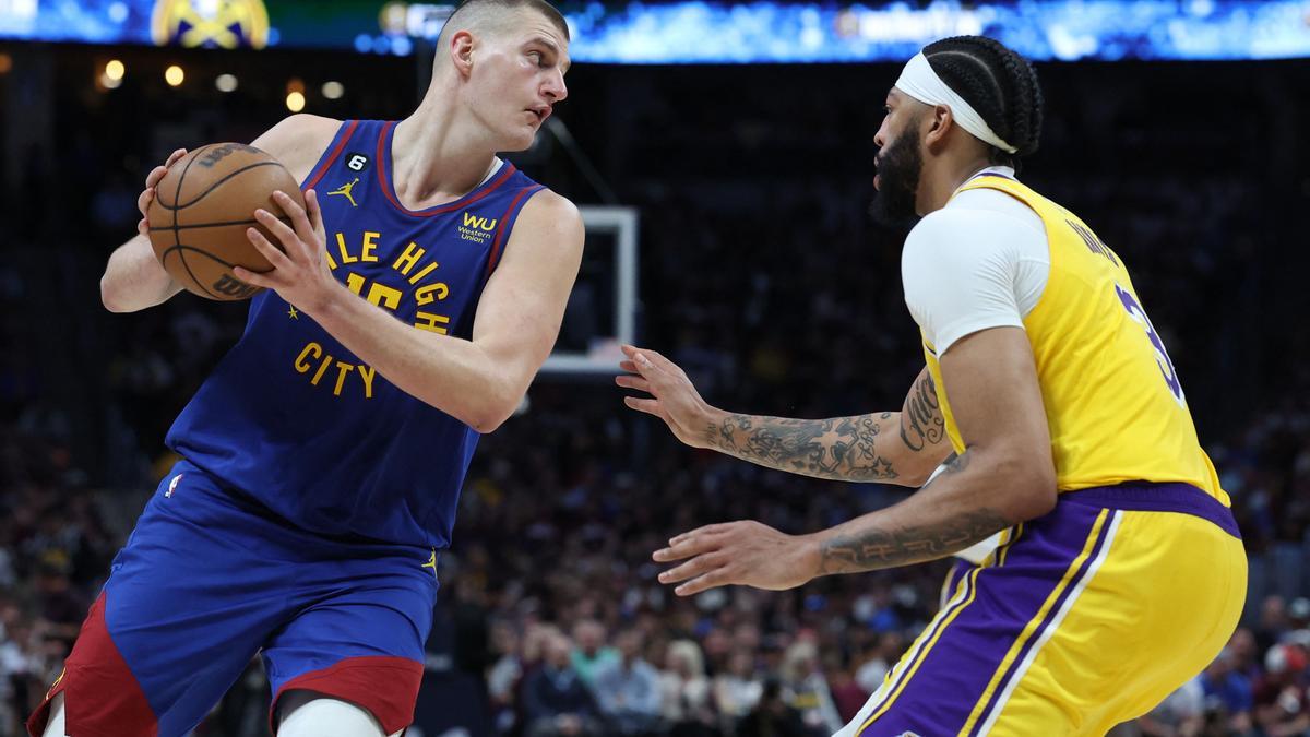 Jokic defendido por Davis durante el primer partido de las Finales de la Conferencia Oeste