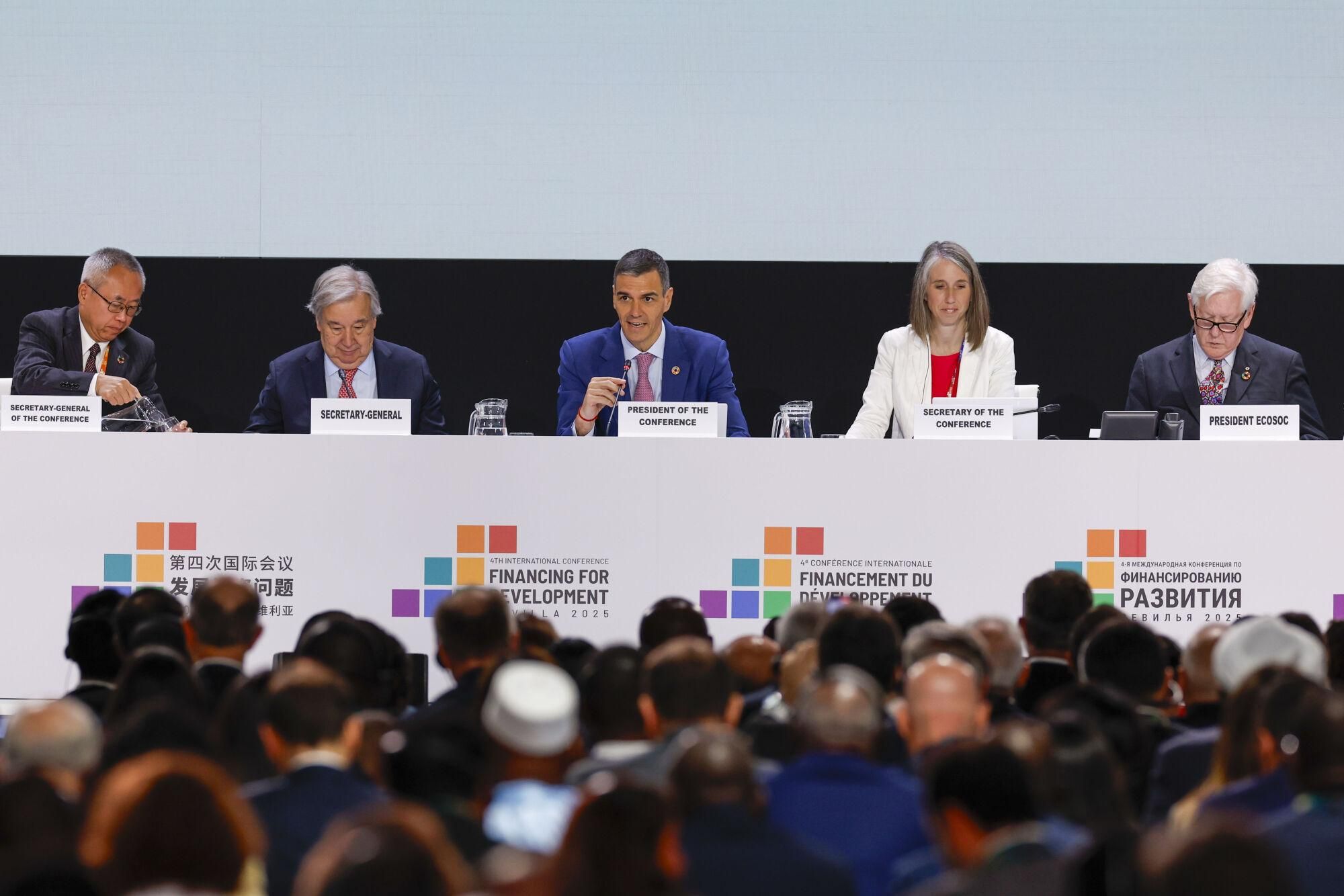 SEVILLA, 30/06/2025.- El presidente del Gobierno, Pedro Sánchez (C), interviene durante la IV Conferencia Internacional de la ONU sobre Financiación para el Desarrollo, este lunes en Sevilla. Unos setenta jefes de Estado o de Gobierno se reúnen desde hoy y hasta el próximo jueves en este encuentro que aspira movilizar más recursos en cooperación y reafirmar el compromiso con el multilateralismo. EFE