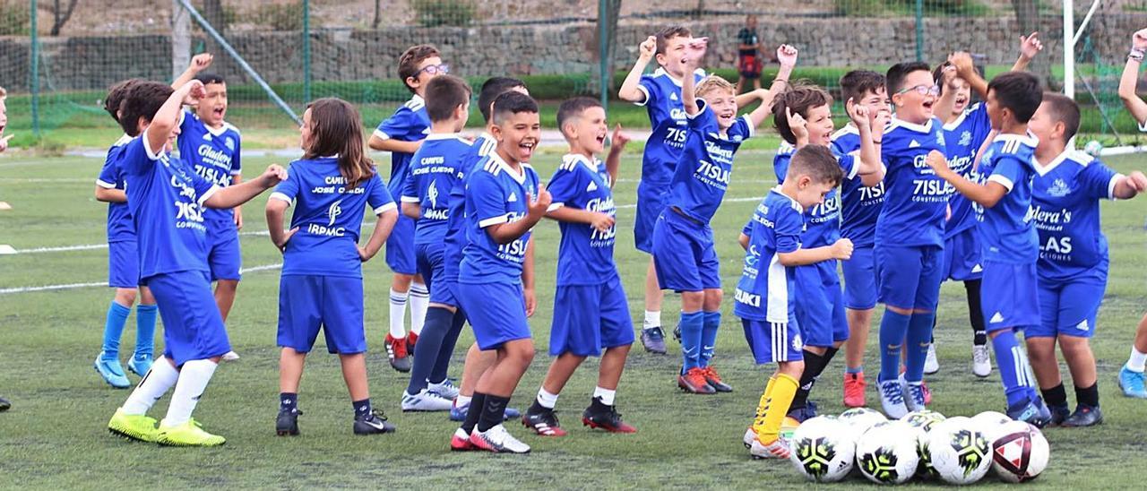 Los jugadores de la pasada edición del Campus de Fútbol de Verano José Ojeda, en la instalación del barrio de Las Rehoyas, el 30 de junio de 2020.  | | LA PROVINCIA / DLP