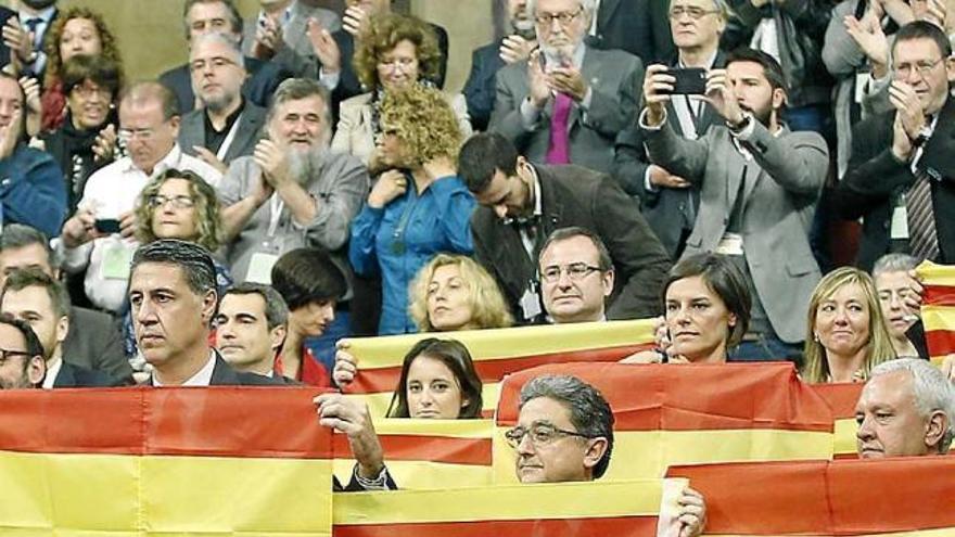 Els diputats populars van portar banderes espanyoles al Parlament