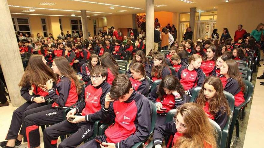 Asistentes a la entrega de becas en Mareo.