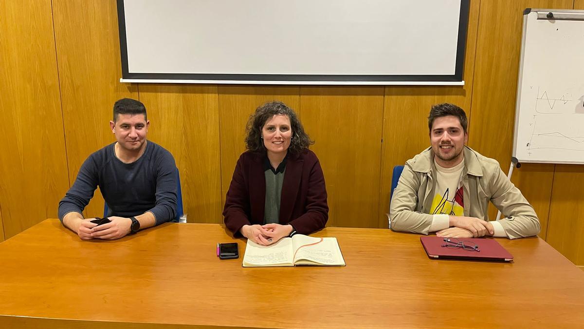 José Otero Casal (izquierda) y Javier Carballo de Jesús (derecha), flanqueando a María Ferreirós.