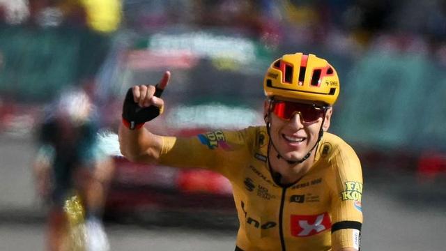 Andreas Leknessund celebra la seva victòria en la setena etapa de La Vuelta, ahir a Valdelinares. | JOSÉ JORDÁN / AFP