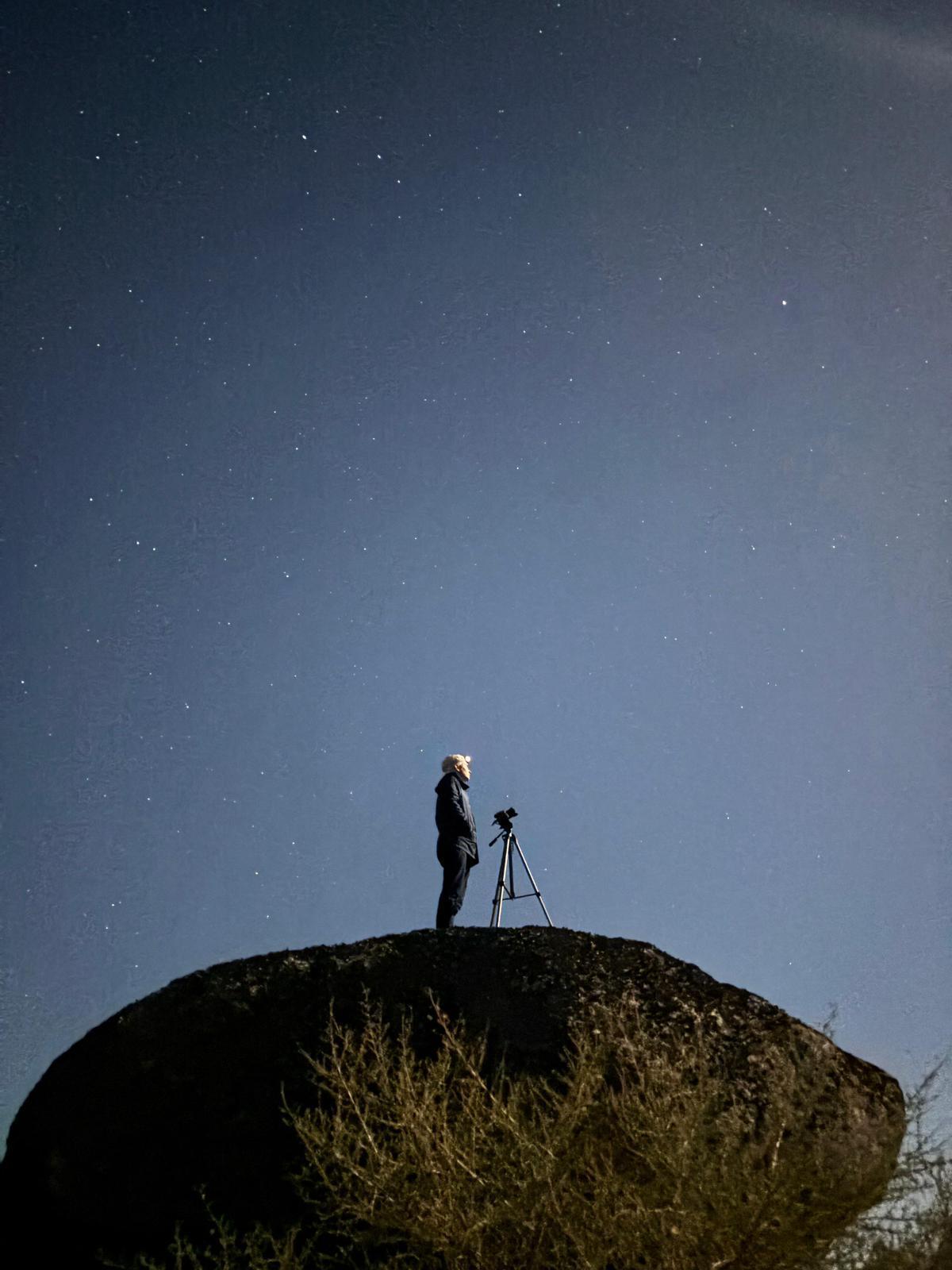 Javier Caldera, mientras fotografiaba el eclipse lunar.