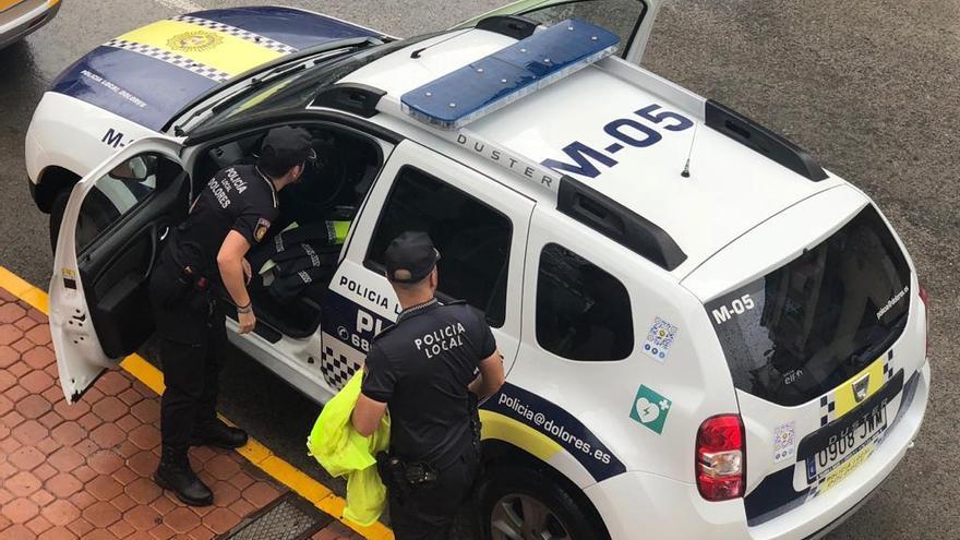 Dos agentes de la Policía Local de Dolores.