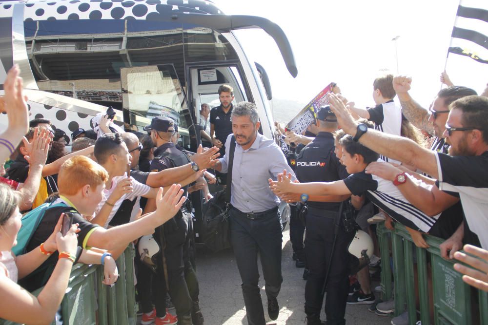 Multitudinaria llegada del FC Cartagena