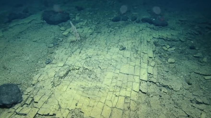 Calzada romana formada por actividad volcánica submarina.