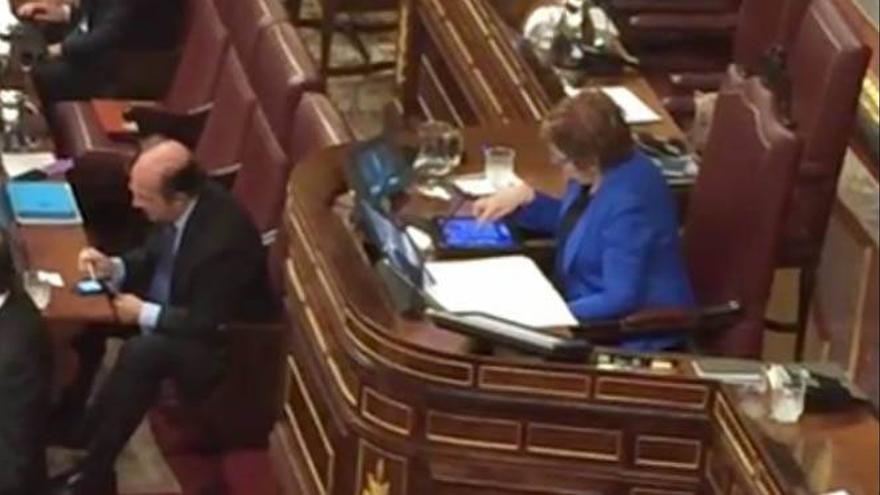 Celia Villalobos juega al Candy Crush en el Congreso mientras habla Rajoy