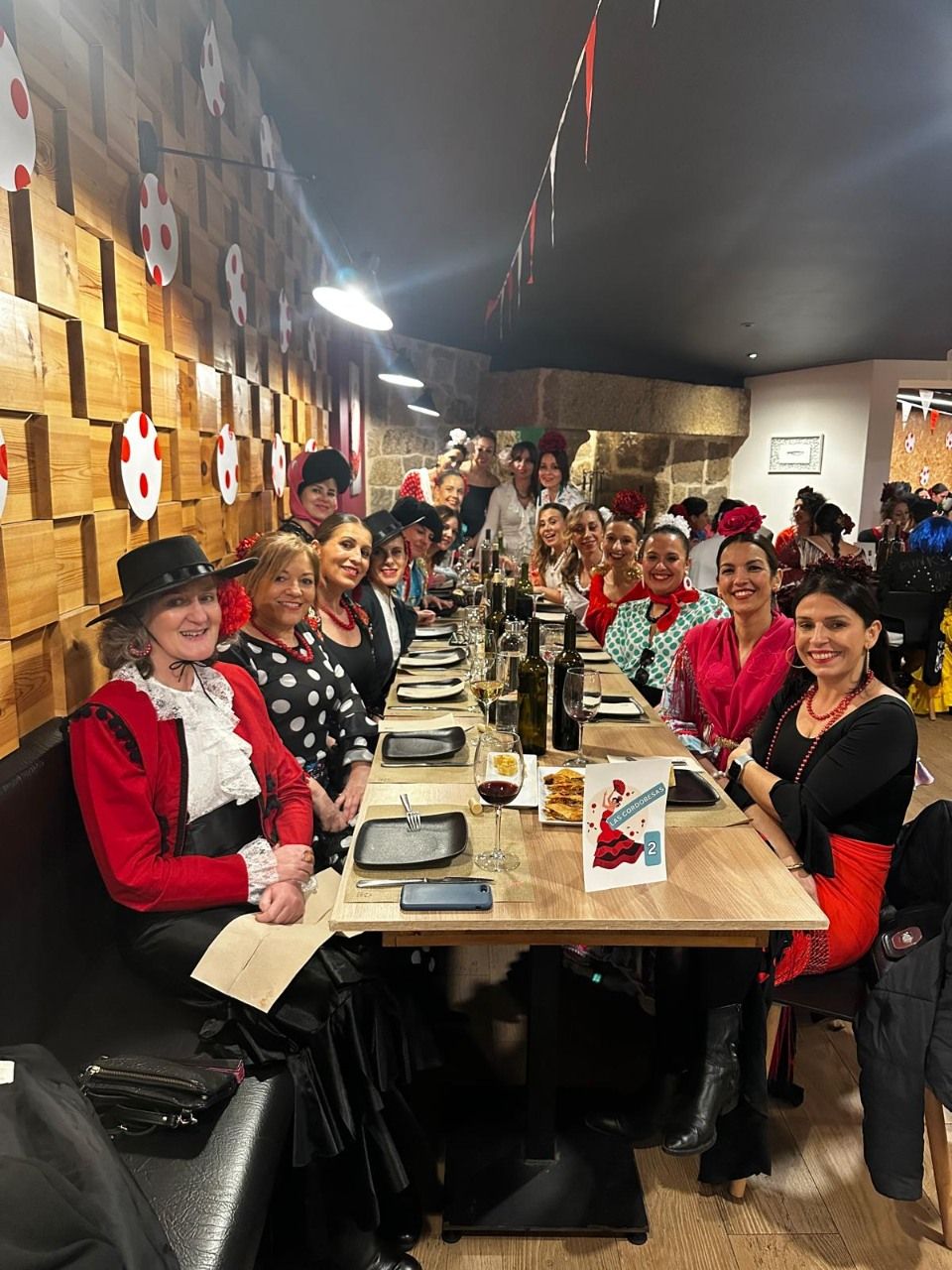 Asistentes a la fiesta de carnaval en el restaurante O 48 da Platería.