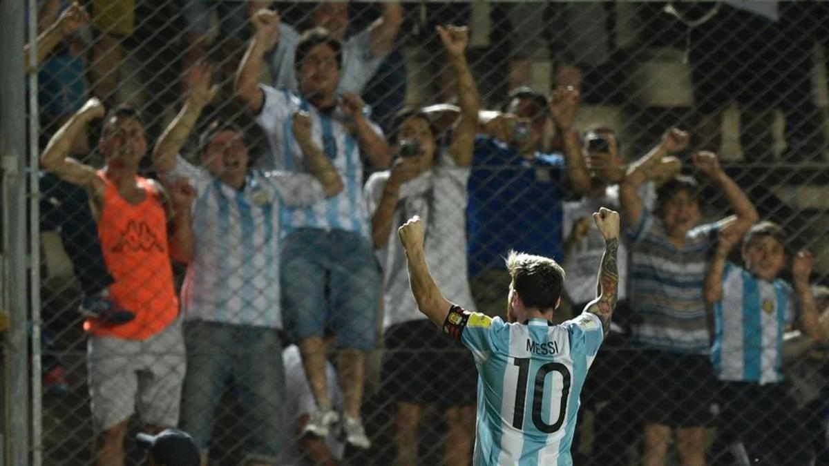 Messi celebra su gol de falta ante el público en el estadio de San Juan.