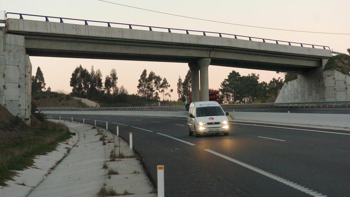 La autopista AP-9 a su paso por el término municipal de Mos.