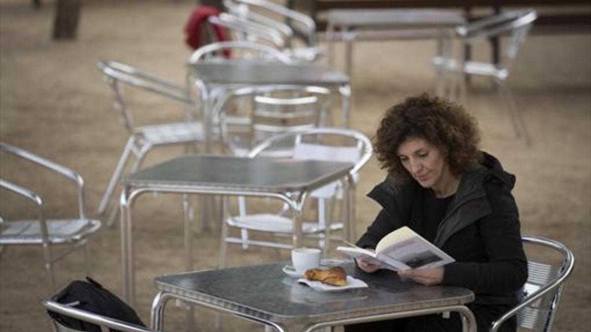 Patrícia Font, desayunando en el chiringuito Aigua.