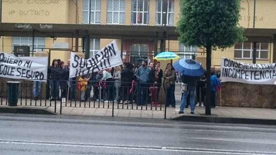 Protesta de padres del colegio Pablo Miaja