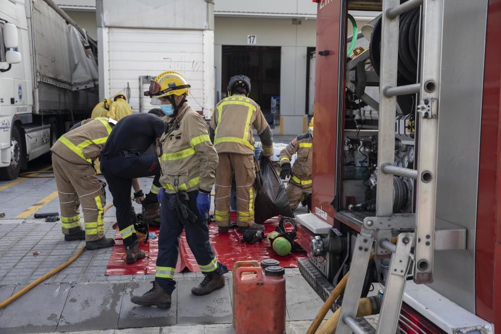 Els Bombers treballant en la fuita d'àcid clorhídric en un camió a Vilablareix