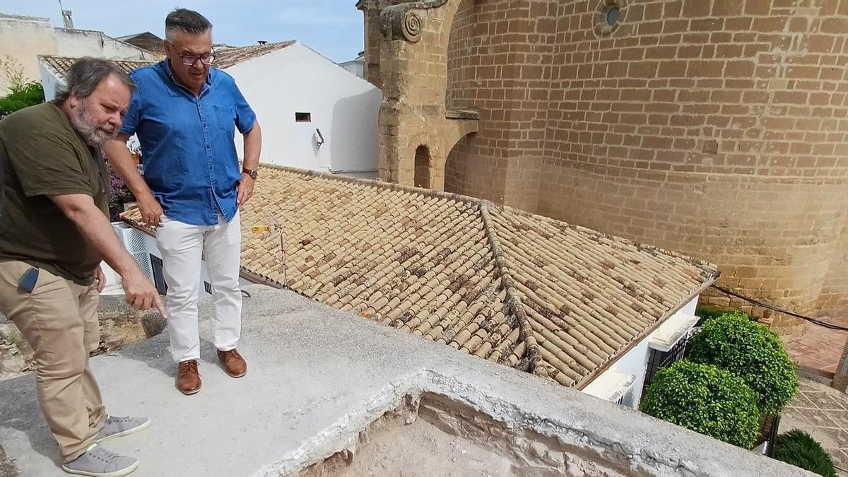 El alcalde observa una de las catas que se han realizado ya en la Torre del Reloj de la antigua alcazaba de Iznájar.