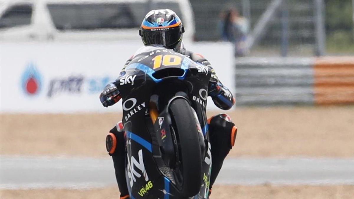 Marini celebrando su buen resultado con un 'wheelie'