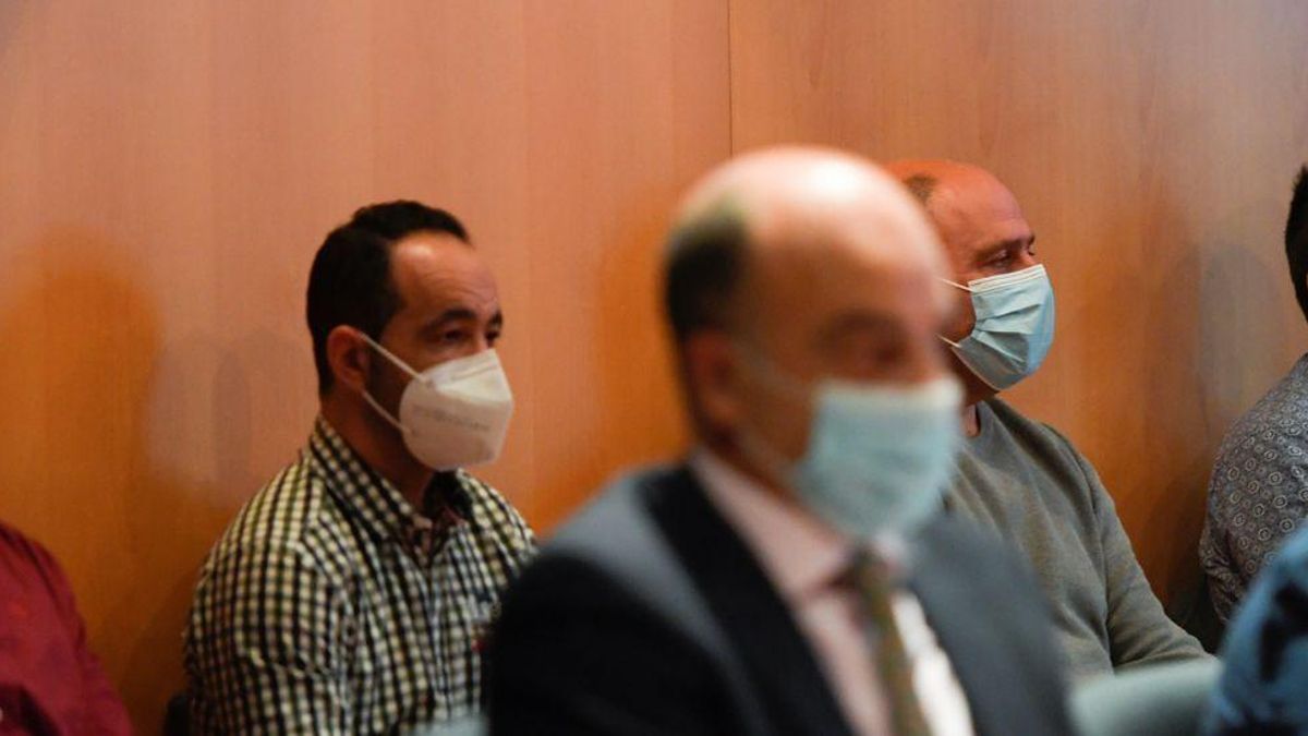 Al fondo, los acusados por el asesinato de Javier Ardines, durante el juicio.