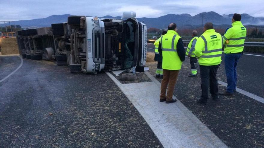 El camión volcado en el acceso a la autovía del Noroeste