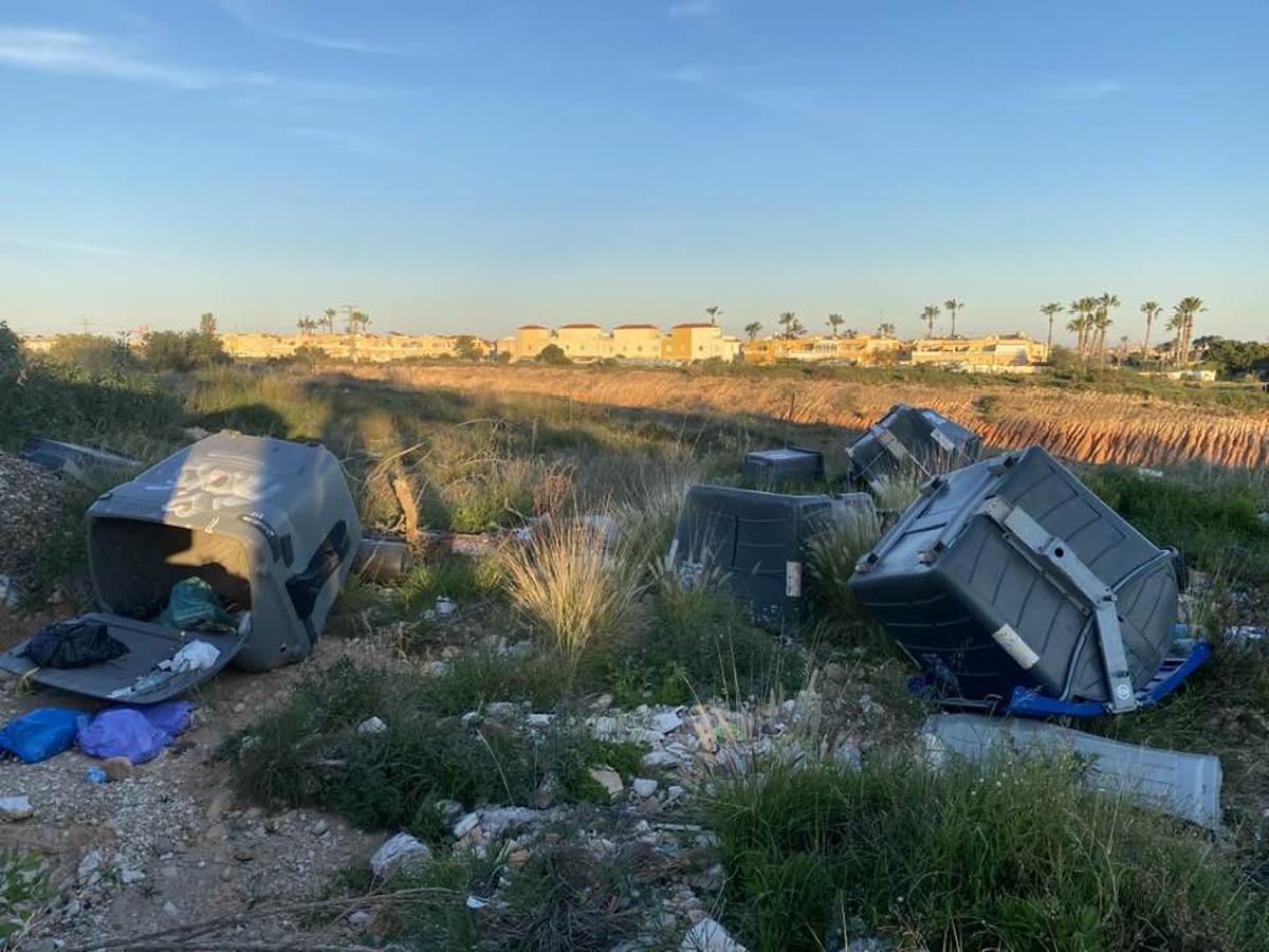 Así está una parcela municipal en Orihuela Costa de acopio de materiales