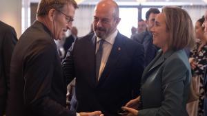 Alberto Núñez Feijóo conversa con Pedro Rollán y Cuca Gamarra en un desayuno en Madrid.