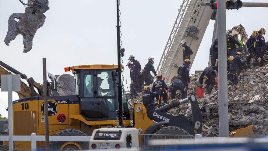Aumentan a 32 los cuerpos hallados en los escombros del edificio en Miami-Dade