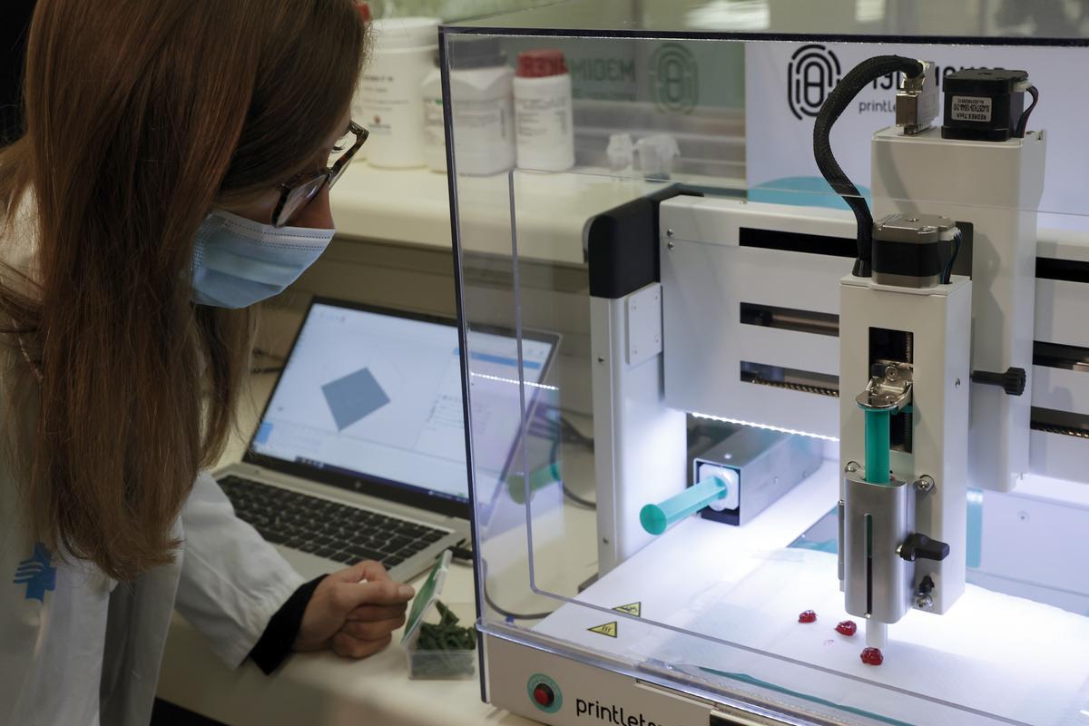 L’Hospital de la Vall d’Hebron assaja amb medicaments elaborats per una impressora 3D