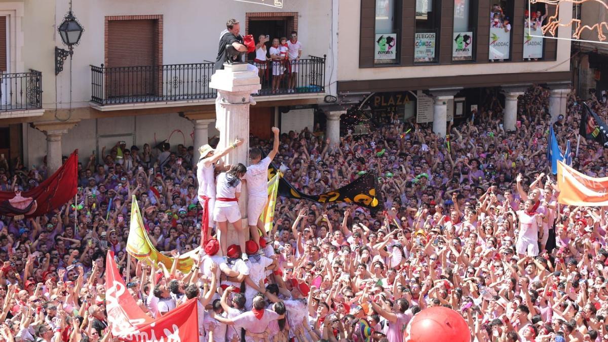 La puesta del pañuelo es el acto más multitudinario de las fiestas de Teruel.