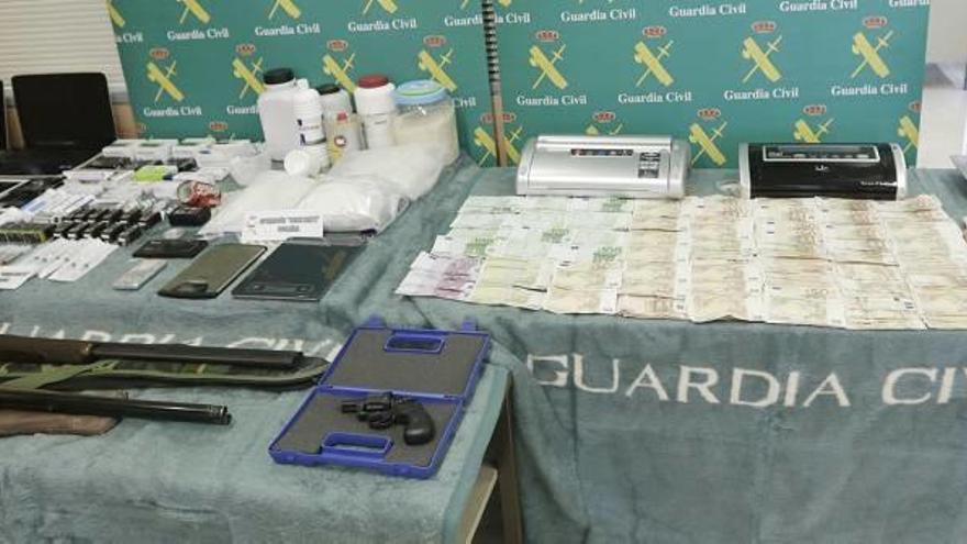 Entre el material intervenido por la Guardia Civil en la operación hay droga, sustancias de corte, armas y dinero.