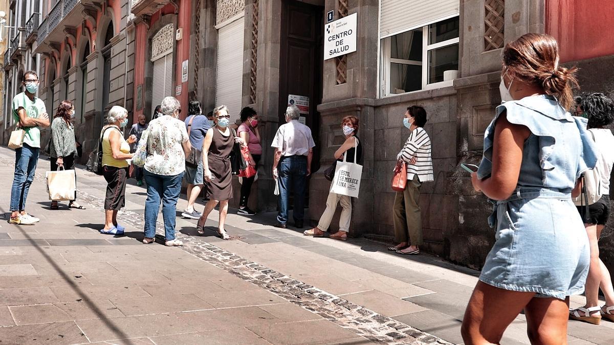 Un grupo de personas espera en un centro de salud de la Isla.